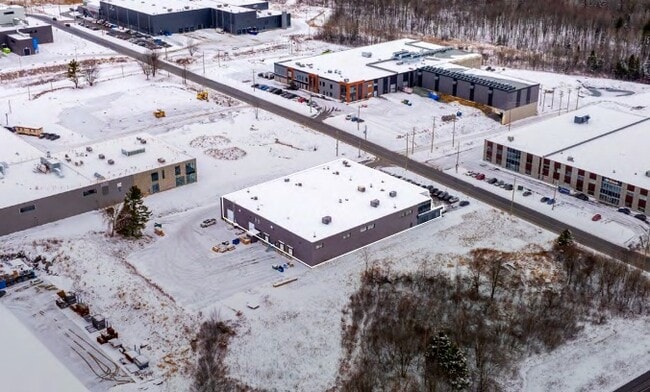 Plus de détails pour 760-764 Rue Joseph-Louis-Mathieu, Sherbrooke, QC - Industriel à vendre