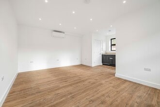 196 Kent House Rd, Beckenham for lease Interior Photo- Image 2 of 6