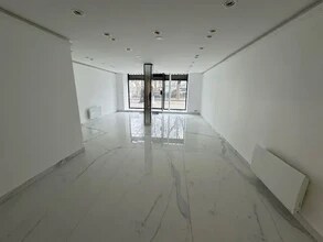 Retail in Paris for lease Interior Photo- Image 2 of 7