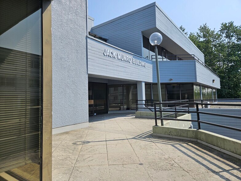 3920 Norland Ave, Burnaby, BC à louer - Photo du bâtiment - Image 3 de 6