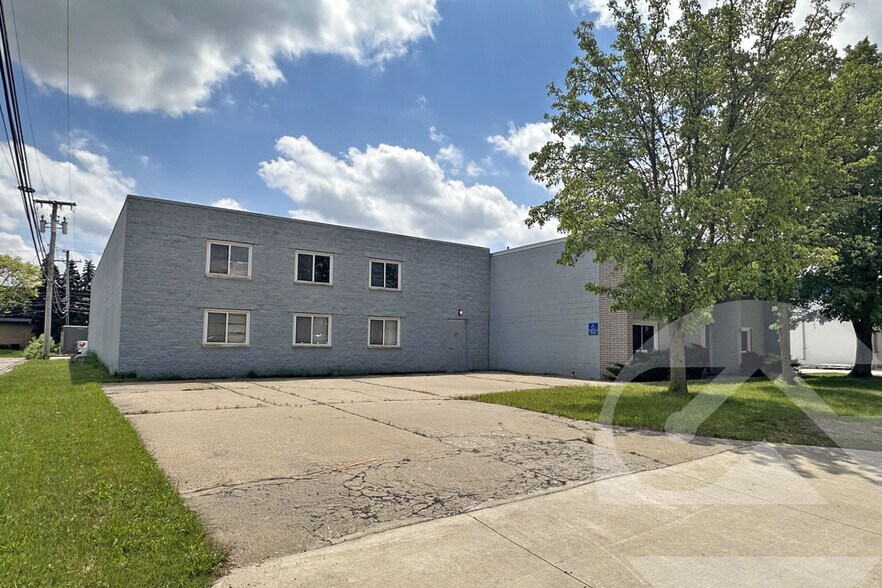 1090 Wheaton Dr, Troy, MI à louer - Photo du bâtiment - Image 1 de 7