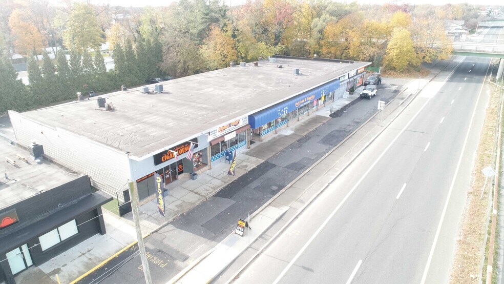 614-626 Sunrise Hwy, West Babylon, NY à louer - Photo du bâtiment - Image 3 de 7