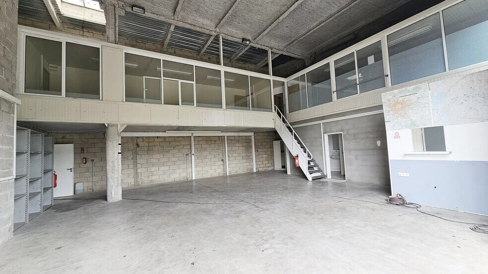 Flex dans Crosne à louer - Photo du bâtiment - Image 1 de 11