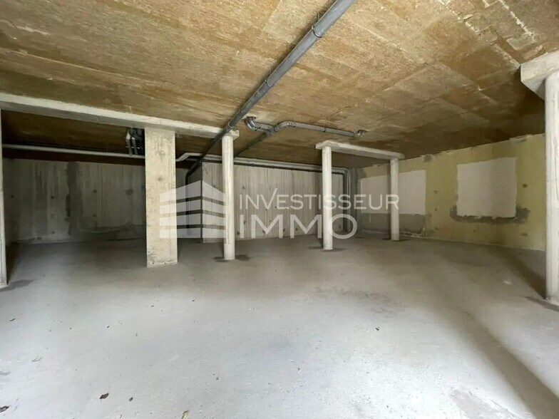 Retail in Melun for lease - Interior Photo - Image 2 of 6