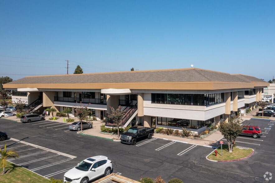 5762 Bolsa Ave, Huntington Beach, CA à louer - Photo du bâtiment - Image 2 de 10