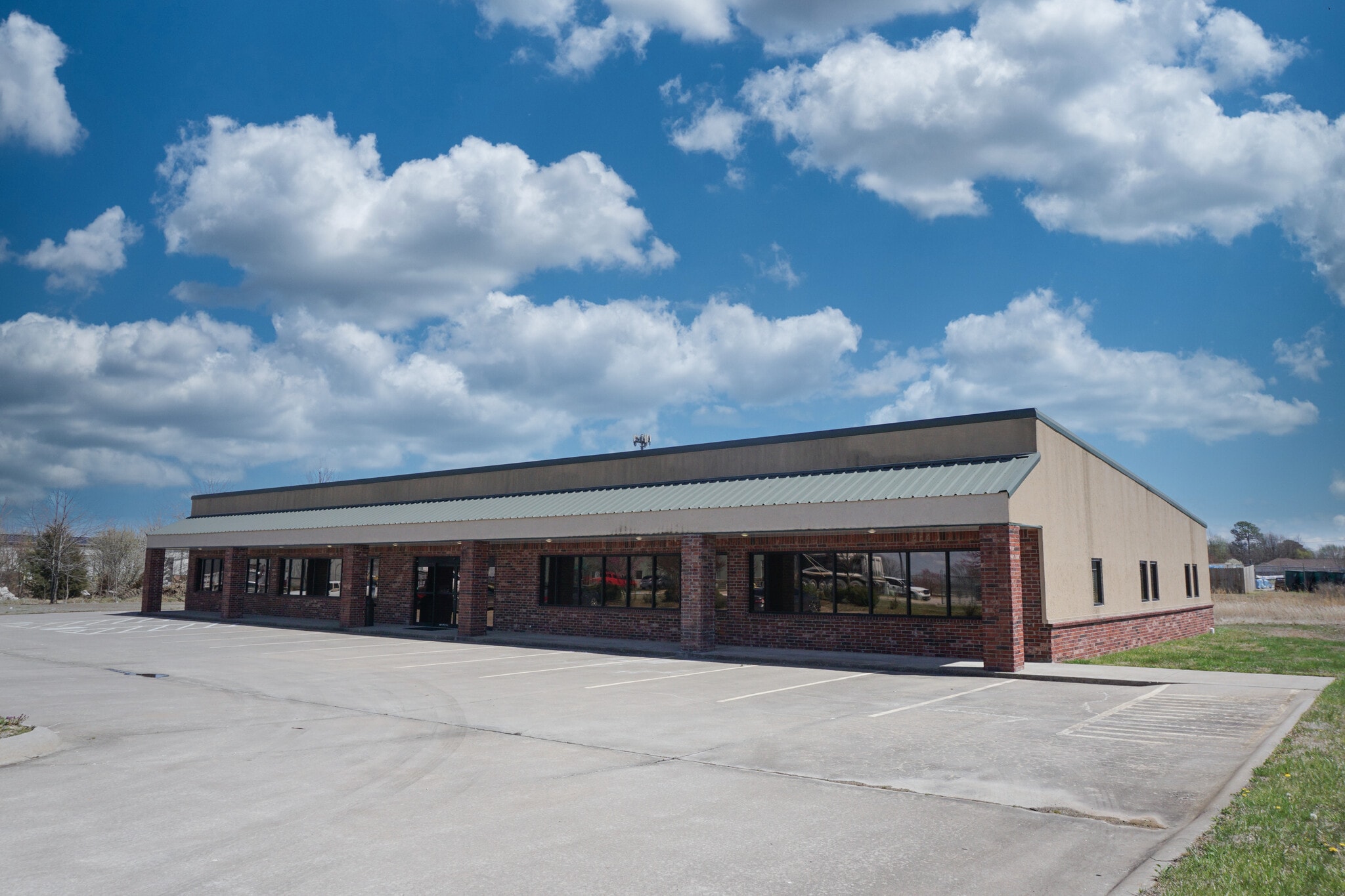 2501 SW Aviation St, Bentonville, AR for lease Building Photo- Image 1 of 6
