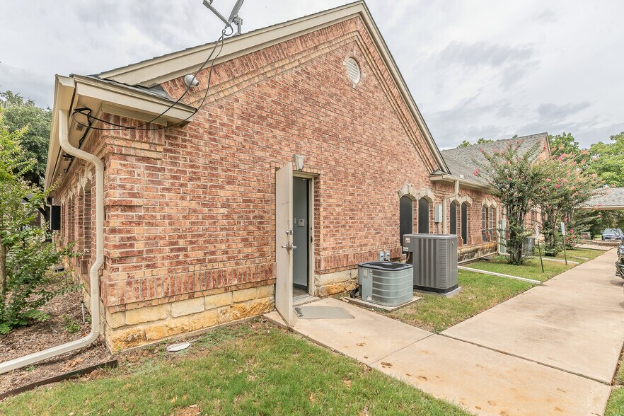 2014 Justin Rd, Highland Village, TX à louer - Photo du bâtiment - Image 3 de 53