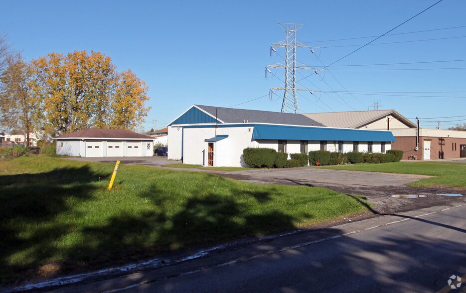 8125-8127 Thompson Rd, Clay, NY à louer - Photo du bâtiment - Image 2 de 6