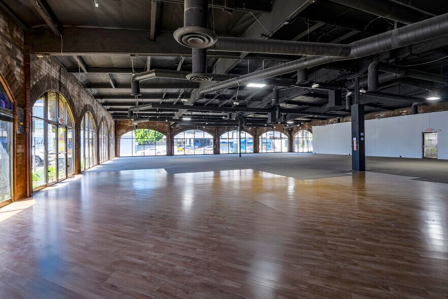 2012 S Bundy Dr, Los Angeles, CA à louer - Photo du bâtiment - Image 3 de 9