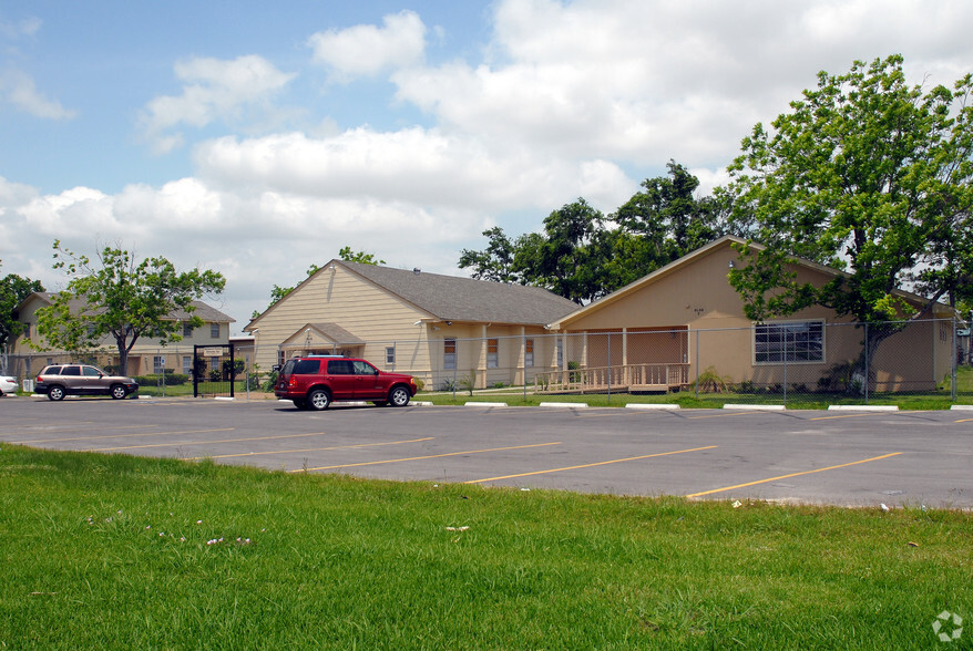 907 Preston Ave, Pasadena, TX for lease - Primary Photo - Image 1 of 3