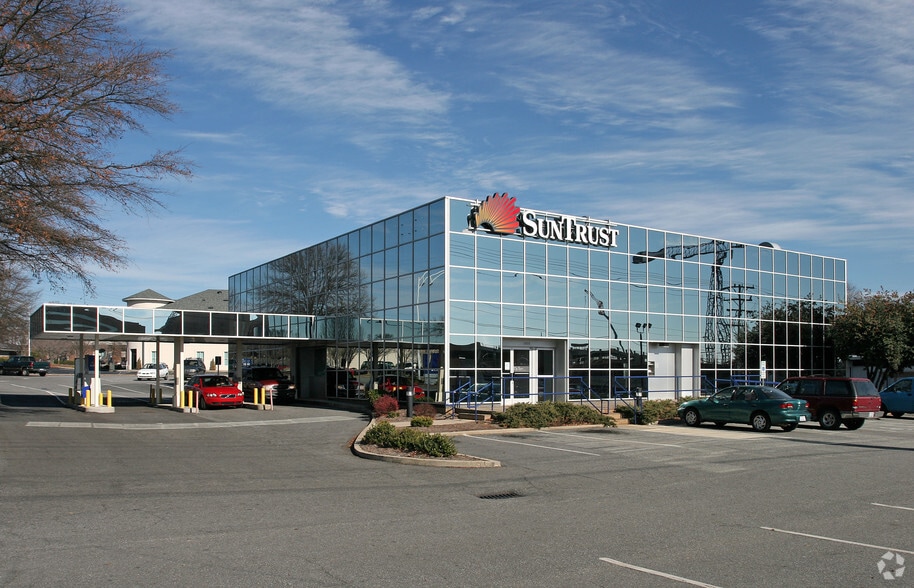 2006 S Hawthorne Rd, Winston-Salem, NC for lease - Building Photo - Image 2 of 4