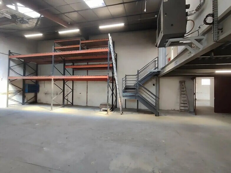 Flex dans Bourgoin-Jallieu à louer - Photo du bâtiment - Image 3 de 8