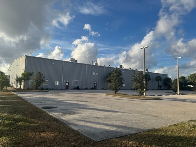 3307 Hanson St, Fort Myers, FL à louer - Photo du bâtiment - Image 2 de 8