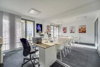 Office in Neuilly-sur-Seine for lease Interior Photo- Image 2 of 10