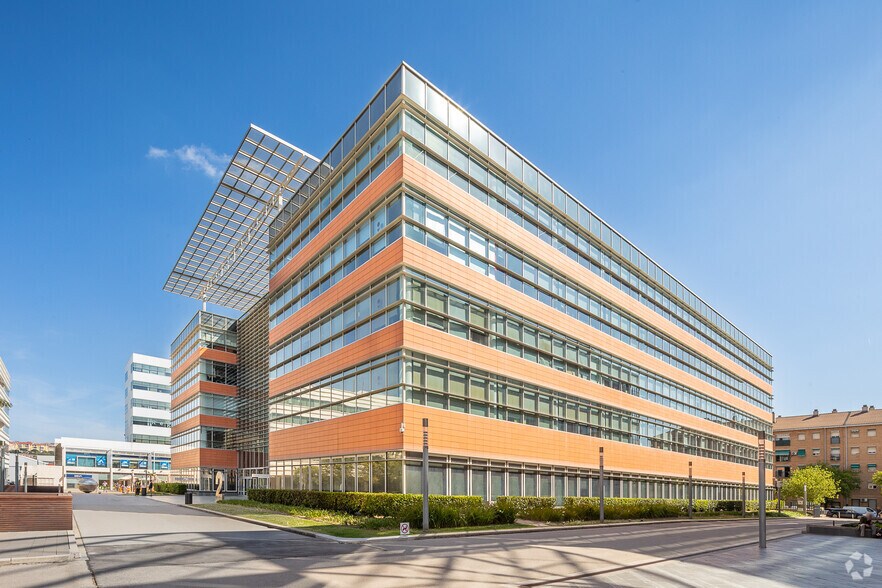 Bureau dans Avinguda Sant Ferran, 38, Cornellà de Llobregat à louer - Photo du bâtiment - Image 2 de 3