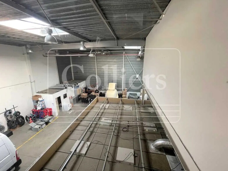 Flex in Aix-en-Provence for lease - Interior Photo - Image 2 of 13