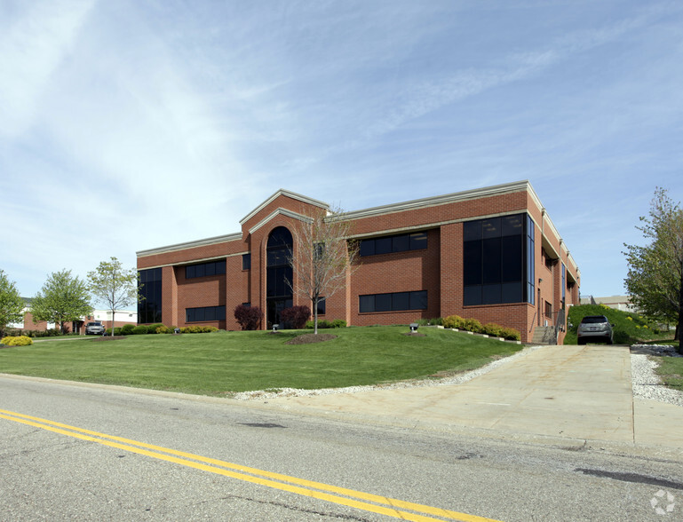 4105 Holiday St NW, Canton, OH for lease - Primary Photo - Image 1 of 16