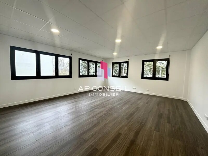 Office in Viroflay for lease Interior Photo- Image 1 of 4