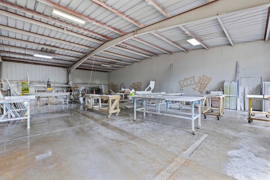 Commercial Showroom & Warehouse portfolio of 2 properties for sale on LoopNet.ca - Building Photo - Image 2 of 18
