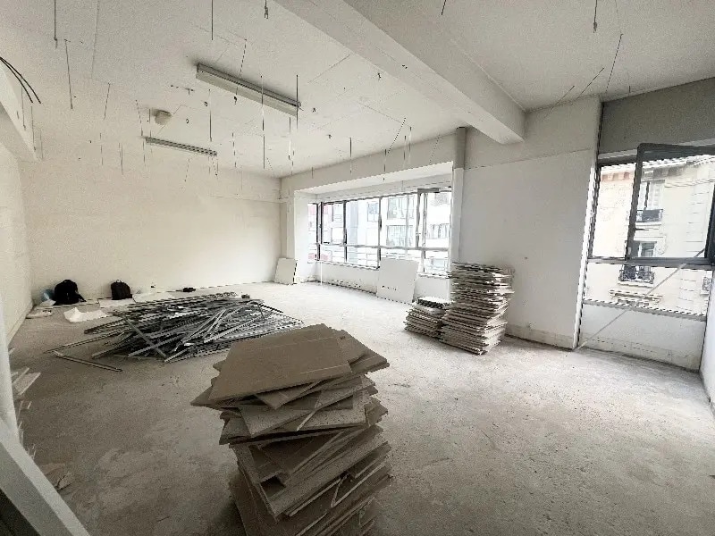 Flex in Paris for lease Interior Photo- Image 1 of 6