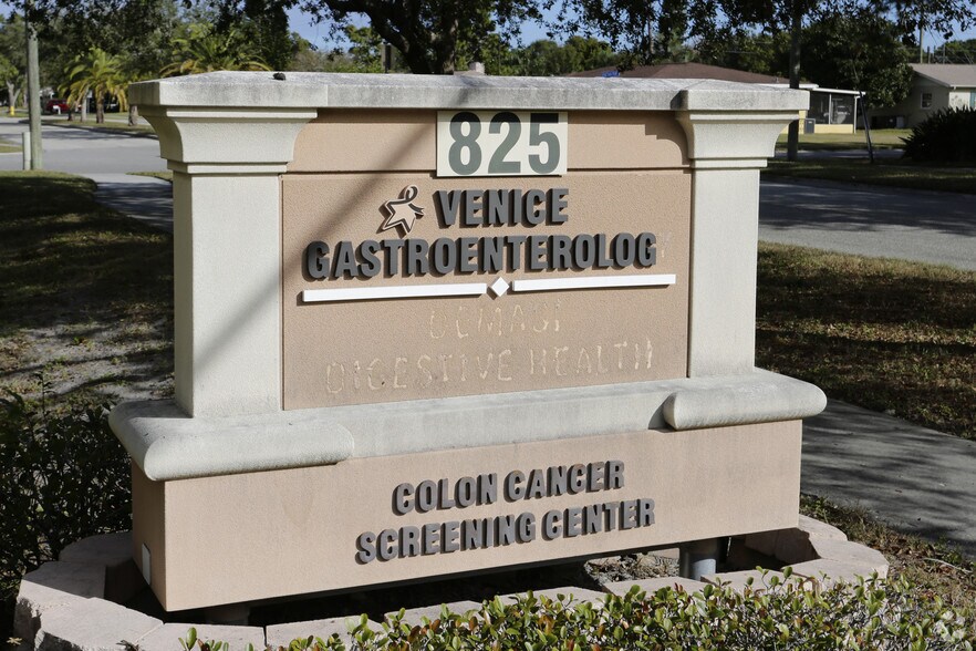 825 Venetian Pky, Venice, FL à louer - Photo du bâtiment - Image 3 de 7