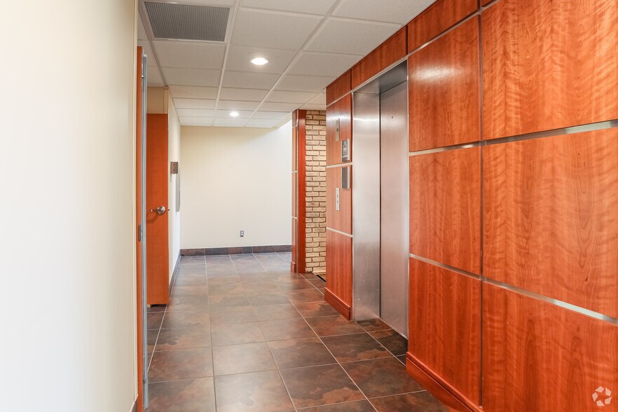 1777 Axtell Dr, Troy, MI à louer - Hall d’entrée - Image 3 de 6