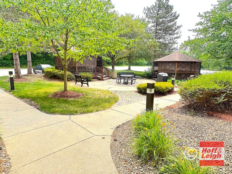 325 Springside Dr, Akron, OH for lease - Building Photo - Image 2 of 9