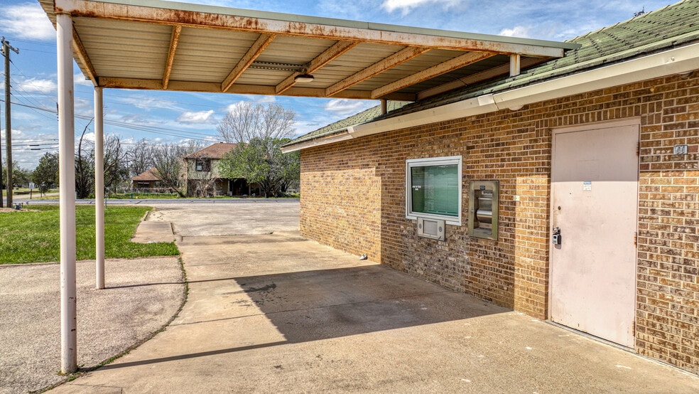 107 Fannin St, Millsap, TX for lease - Building Photo - Image 2 of 22