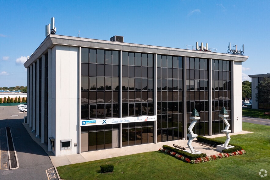 330 Motor Pkwy, Hauppauge, NY à louer - Photo du bâtiment - Image 1 de 5