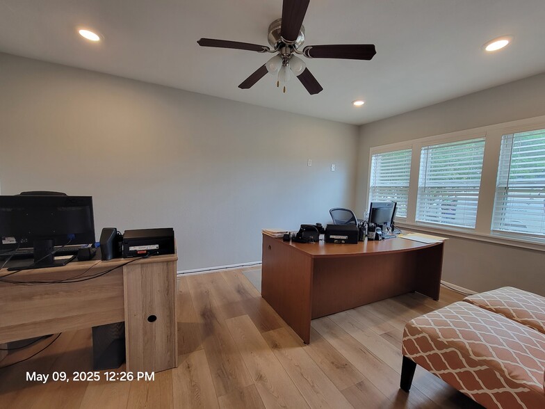 1913 Hemlock Dr, Haltom City, TX for sale - Interior Photo - Image 3 of 27
