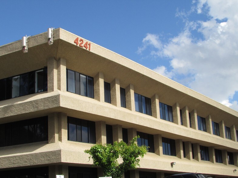 4241 Jutland Dr, San Diego, CA à louer - Photo du bâtiment - Image 1 de 5