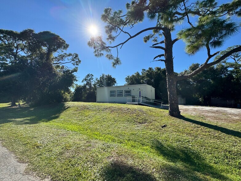 1385 Touchstone Rd, North Fort Myers, FL à vendre - Photo du bâtiment - Image 3 de 5