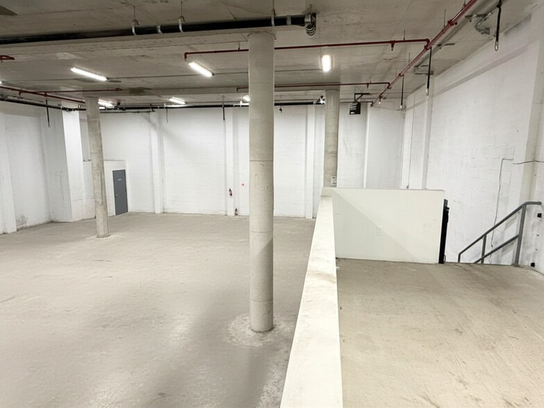 3637 31st St, Long Island City, NY à louer - Photo du bâtiment - Image 3 de 7