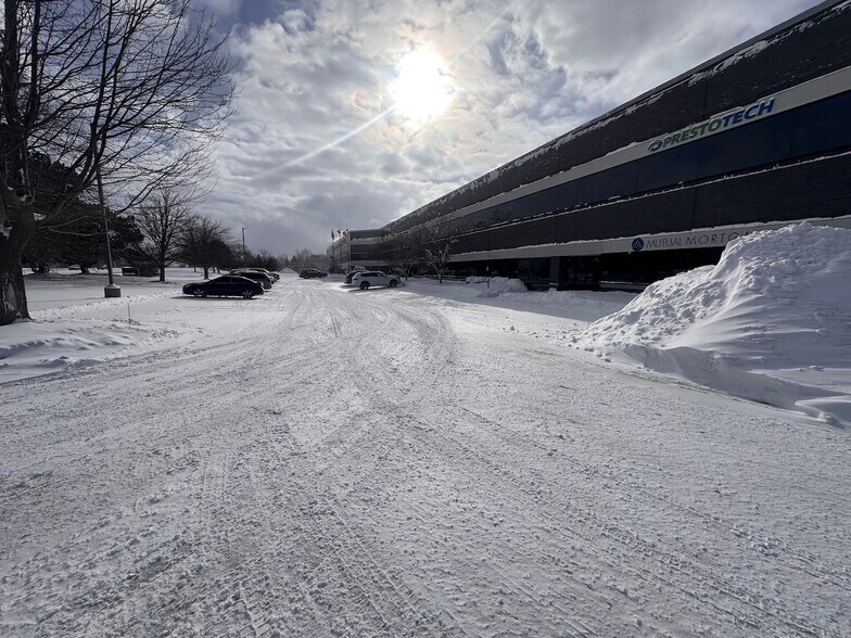 4595 Broadmoor Ave SE, Grand Rapids, MI à louer - Photo du bâtiment - Image 2 de 29