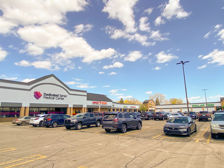 21700-21800 W 11 Mile Rd, Southfield, MI for lease - Building Photo - Image 1 of 3