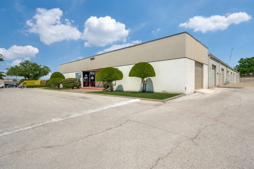 11837 Judd Ct, Dallas, TX à louer - Photo du bâtiment - Image 2 de 19