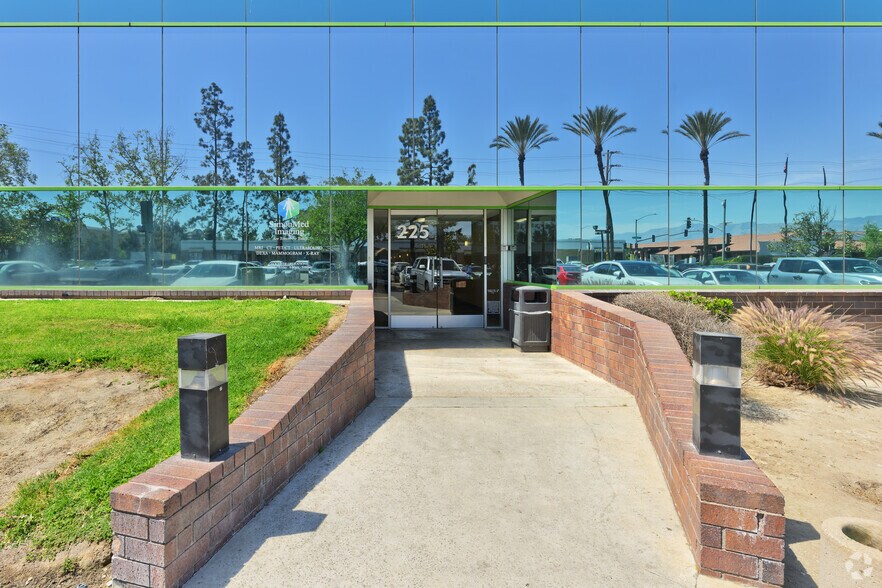 225 W Hospitality Ln, San Bernardino, CA à louer - Photo du bâtiment - Image 3 de 5