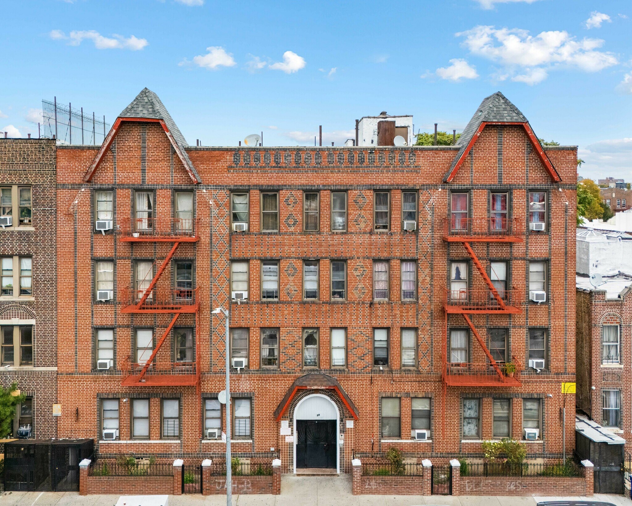 99 E 96th St, Brooklyn, NY portefeuille de 3 propriétés à vendre sur LoopNet.ca Photo du bâtiment- Image 1 de 13