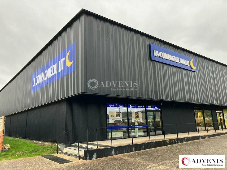 Retail in Saint-André-de-Cubzac for lease Building Photo- Image 1 of 11