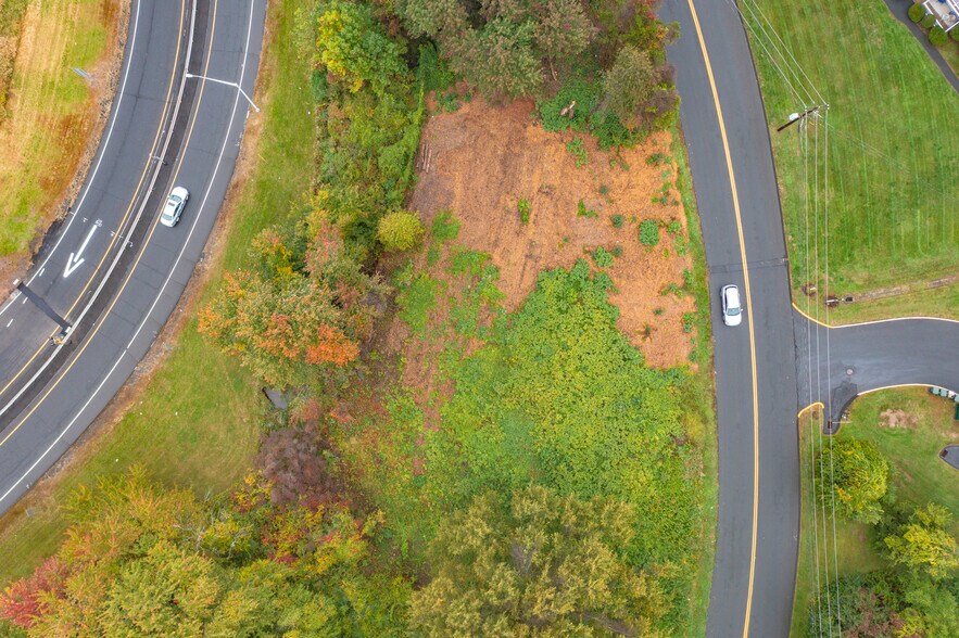81 Laning St, Southington, CT à vendre - Photo du bâtiment - Image 3 de 13