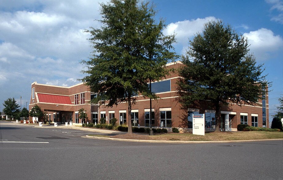10620 Park Rd, Charlotte, NC à louer - Photo du bâtiment - Image 2 de 3