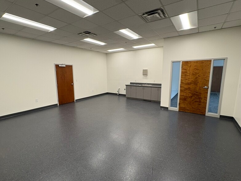 7575 Ponce de Leon Cir, Atlanta, GA for lease - Interior Photo - Image 3 of 14