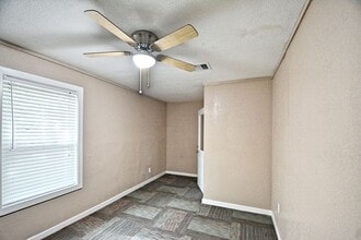 1111 N Walnut Ave, New Braunfels, TX for lease Interior Photo- Image 2 of 5