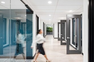 2 Centerpointe Dr, Lake Oswego, OR for lease Interior Photo- Image 2 of 10