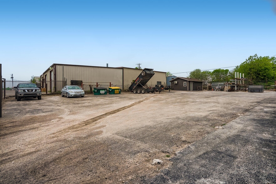 11204 Bluff Bend Dr, Austin, TX for sale - Building Photo - Image 3 of 44