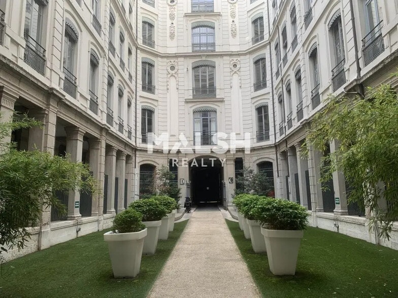 Bureau dans Lyon à vendre - Photo du bâtiment - Image 1 de 14