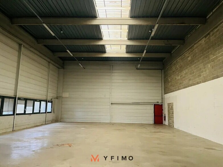 Flex in Trappes for lease - Interior Photo - Image 2 of 5