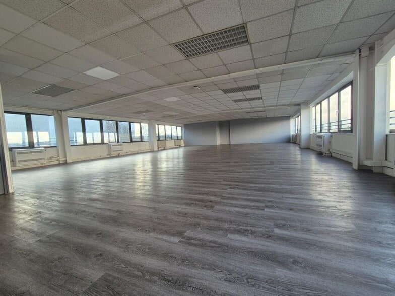 Office in Le Thillay for lease - Interior Photo - Image 2 of 4