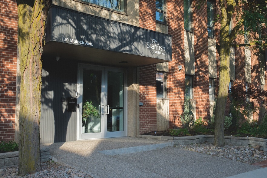 139 Mulock Ave, Toronto, ON à louer - Photo du bâtiment - Image 2 de 15