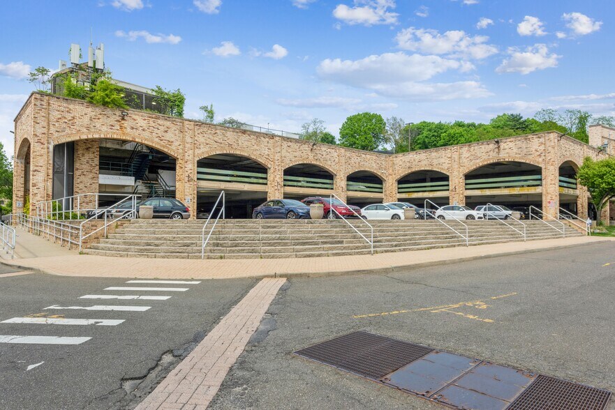 15 Glen St, Glen Cove, NY à louer - Photo du bâtiment - Image 3 de 10
